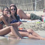 Andrea Guasch en la playa de Ibiza con una amiga