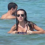 Andrea Guasch bañándose en el mar en Ibiza