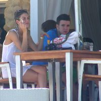 Álex Lecquio y Andrea Guasch comiendo en Ibiza