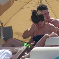 Álex Lecquio da un masaje a su novia Andrea Guasch en Ibiza