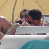 Álex Lecquio besa a su novia Andrea Guasch en Ibiza