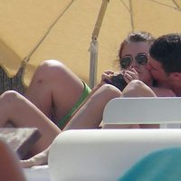 Álex Lecquio besa a su novia Andrea Guasch en Ibiza