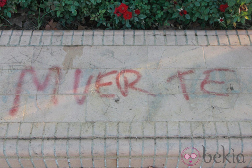 Pintada de 'muerte' en la estatua de la Duquesa de Alba en Sevilla