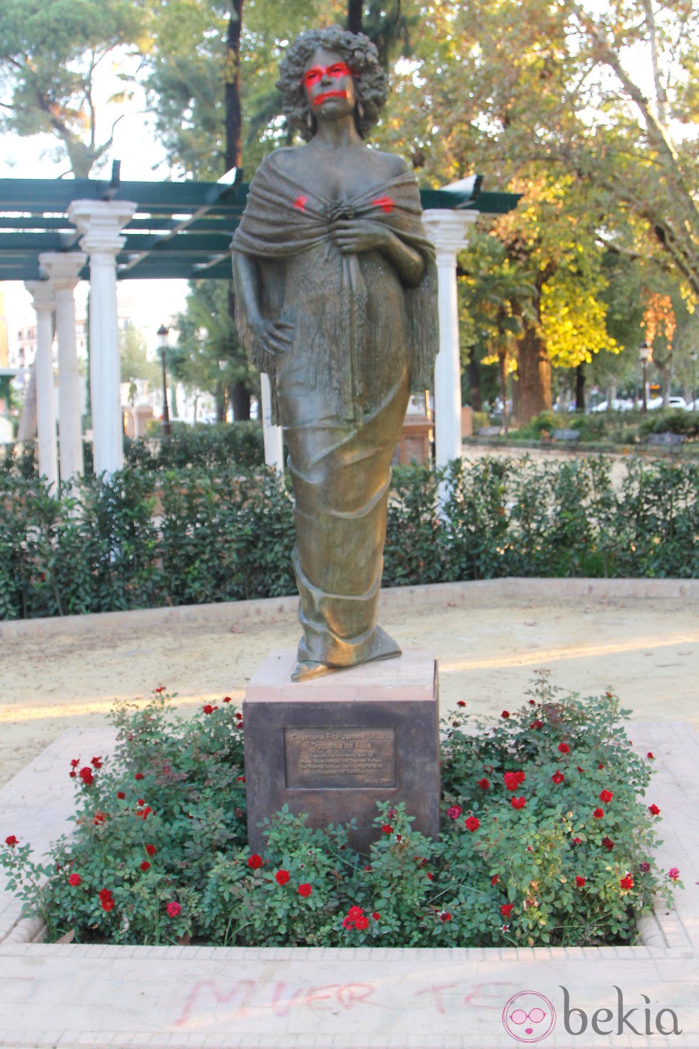 Pintadas vandálicas en la estatua de la Duquesa de Alba en Sevilla