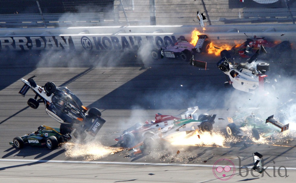 Brutal accidente de Dan Wheldon en el circuito de las Vegas