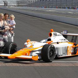 Dan Wheldon junto a su mujer y sus dos hijos