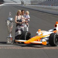 Dan Wheldon junto a su mujer y sus dos hijos