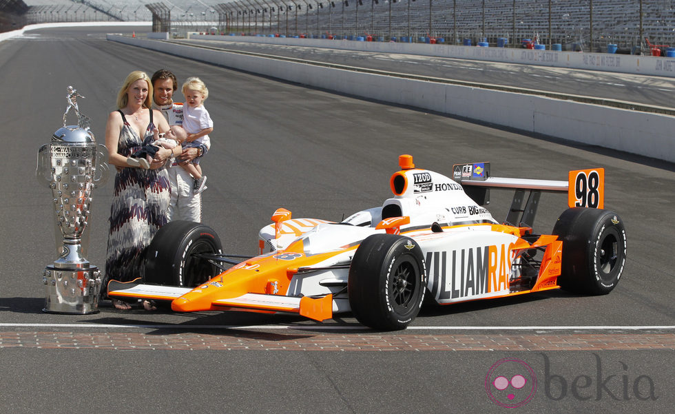 Dan Wheldon junto a su mujer y sus dos hijos