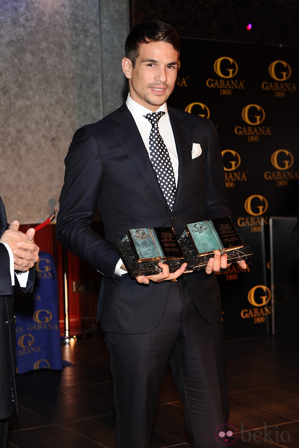 José María Manzanares posa con sus galardones en los premios taurinos 'Páginas de la Historia'