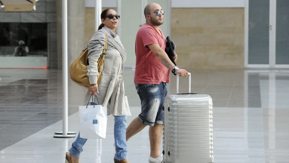 Isabel Pantoja y Kiko Rivera en la estación de tren de Torremolinos