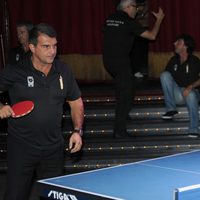 Joan Laporta y Judit Mascó jugando al ping pong en un acto solidario