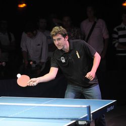 Manel Fuentes juega al ping pong en un acto solidario en Barcelona