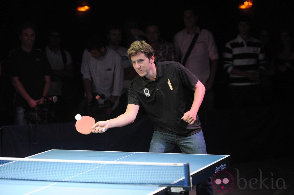 Manel Fuentes juega al ping pong en un acto solidario en Barcelona