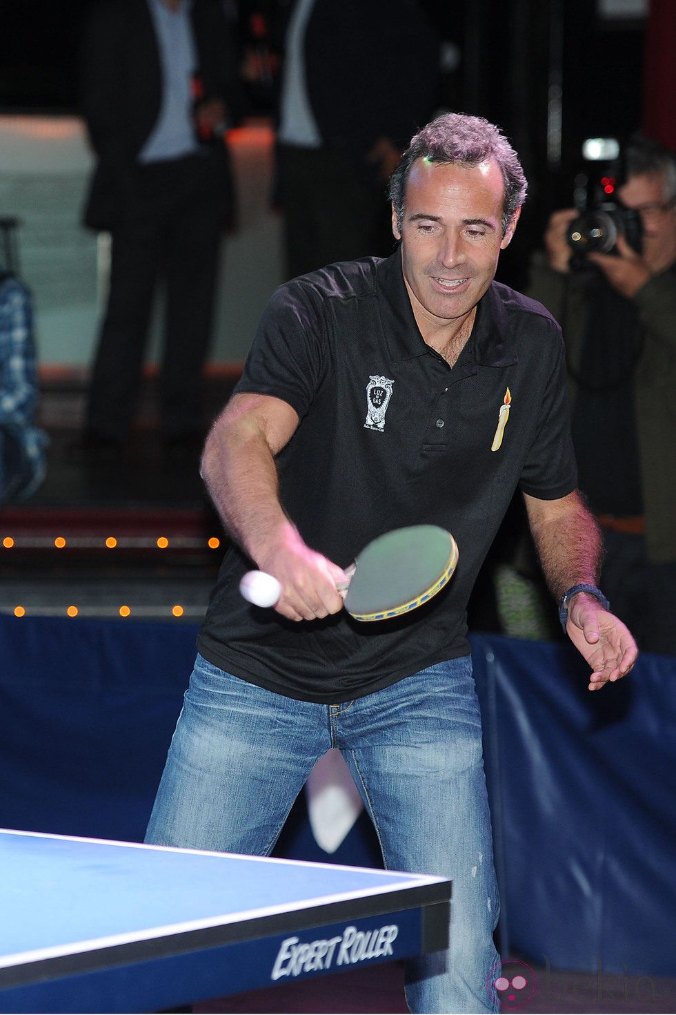 Álex Corretja juega al ping pong en un acto solidario en Barcelona