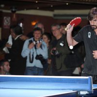 Santi Millán jugando al ping pong en un acto solidario en Barcelona