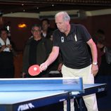 Carles Rexach jugando al ping pong en un acto solidario en Barcelona 