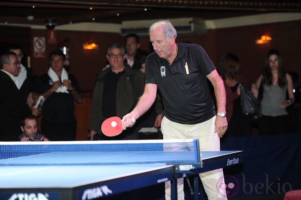 Carles Rexach jugando al ping pong en un acto solidario en Barcelona 