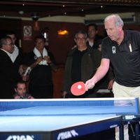 Carles Rexach jugando al ping pong en un acto solidario en Barcelona 