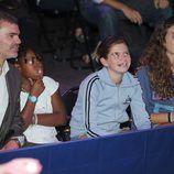 Eduardo Vicente, marido de Judit Mascó y sus hijas en un acto solidario en Barcelona