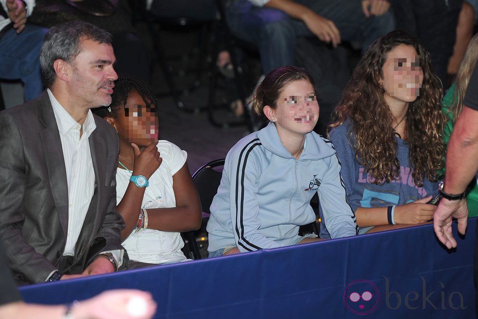 Eduardo Vicente, marido de Judit Mascó y sus hijas en un acto solidario en Barcelona