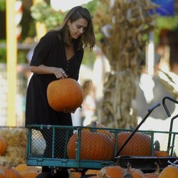 Jessica Alba elige calabazas para Halloween