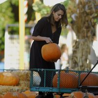 Jessica Alba elige calabazas para Halloween