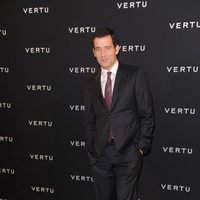 Clive Owen en la fiesta Vertu