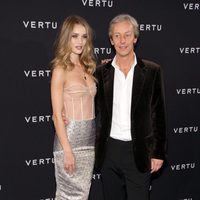 Rosie Huntington-Whiteley junto a Perry Oosting, presidente de Vertu