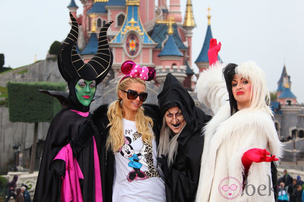 Paris Hilton disfruta de Halloween en Disneyland París