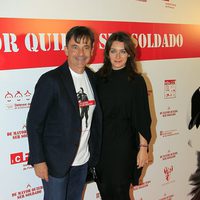 Emilio Sánchez Vicario y Simona Brozetti en el estreno de 'De mayor quiero ser soldado'