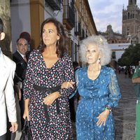 La Duquesa de Alba y Carmen Tello en unos premios solidarios en Sevilla