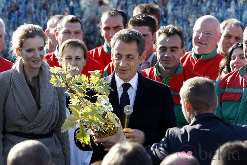 Nicolas Sarkozy recibe un roble de regalo para su hija