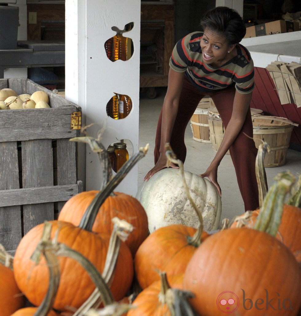 Michelle Obama comprando calabazas de Halloween