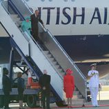 La reina de Inglaterra y el duque de Edimburgo llegando a Australia