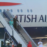 La reina de Inglaterra y el duque de Edimburgo llegando a Australia