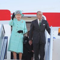 La reina de Inglaterra y el duque de Edimburgo aterrizan en Australia