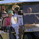 Isabel II de Inglaterra en un carrito de golf durante su visita a Australia