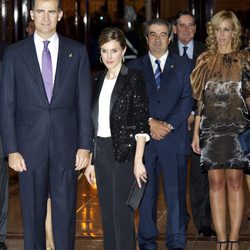 Los Príncipes Felipe y Letizia junto a Francisco Álvarez-Cascos y María Porto en Oviedo