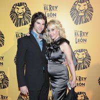 Innocence y Sergio Arce en el estreno del musical 'El Rey León' en Madrid