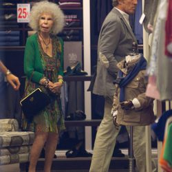 Cayetana de Alba y Alfonso Díez comprando en la tienda de Fran Rivera