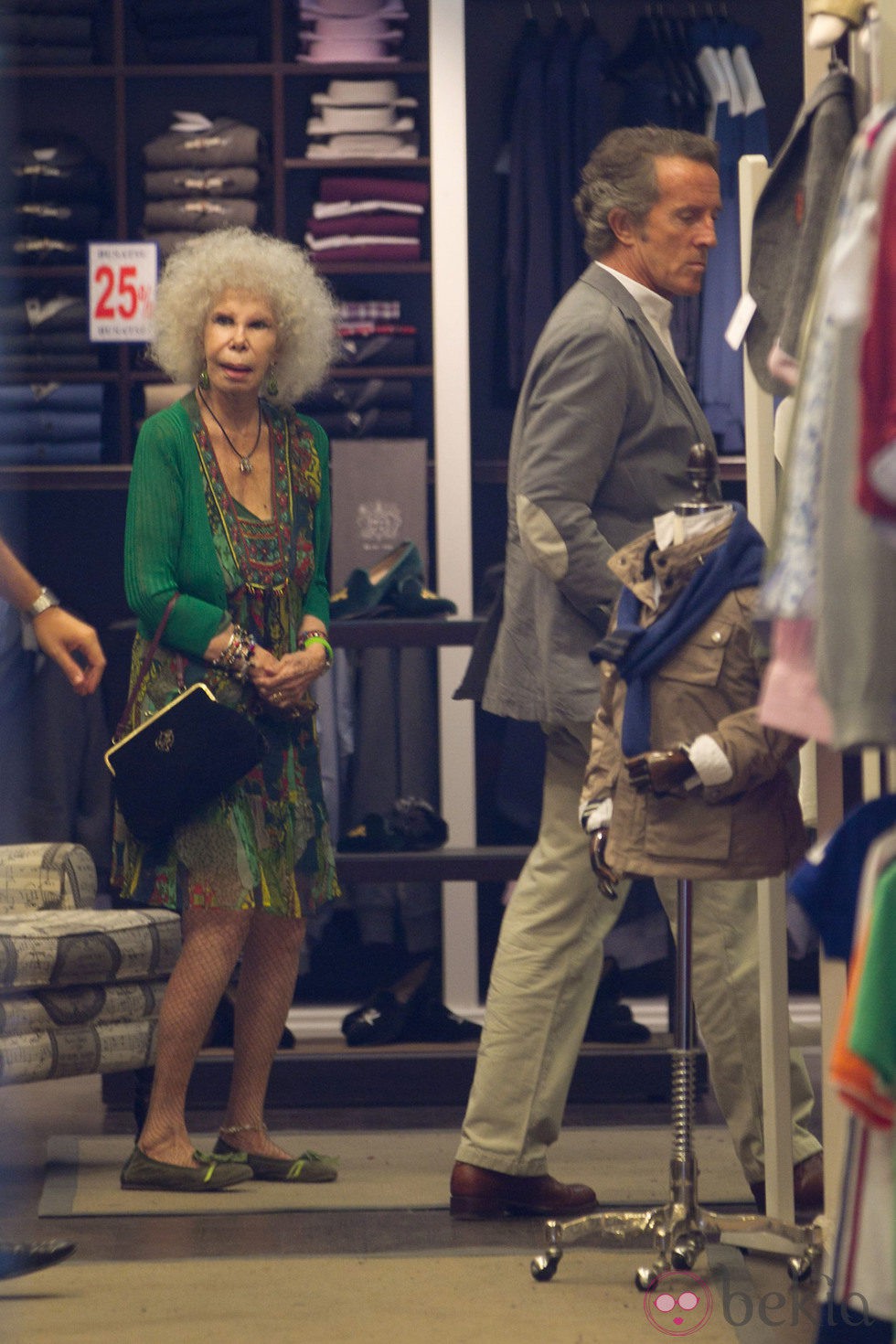 Cayetana de Alba y Alfonso Díez comprando en la tienda de Fran Rivera