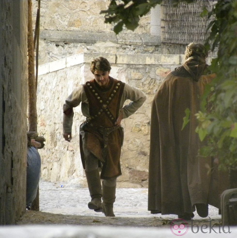 Maxi Iglesias en un momento del rodaje de 'Toledo' en Pedraza