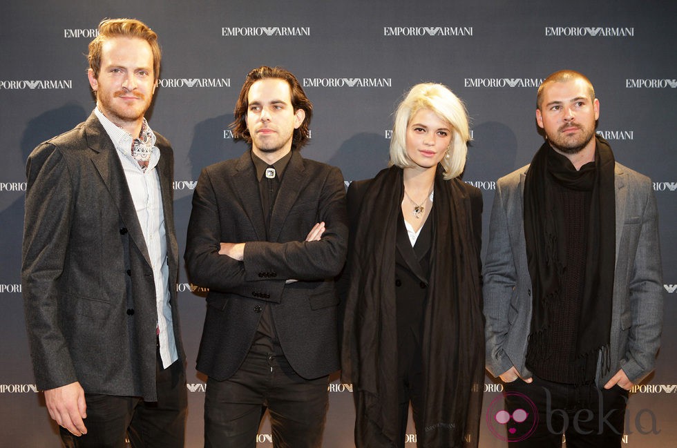 El grupo de música Violet en la inauguración de la nueva tienda de Armani