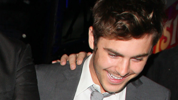 Zac Efron anda borracho por las calles de Londres