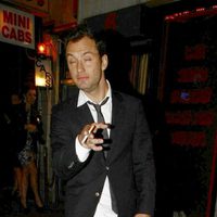 Jude Law camina borracho por las calles de Londres