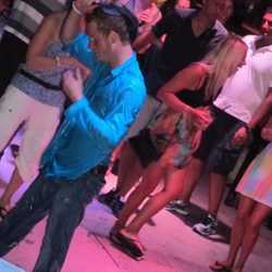 El Príncipe Harry de Inglaterra baila borracho en una fiesta en Croacia