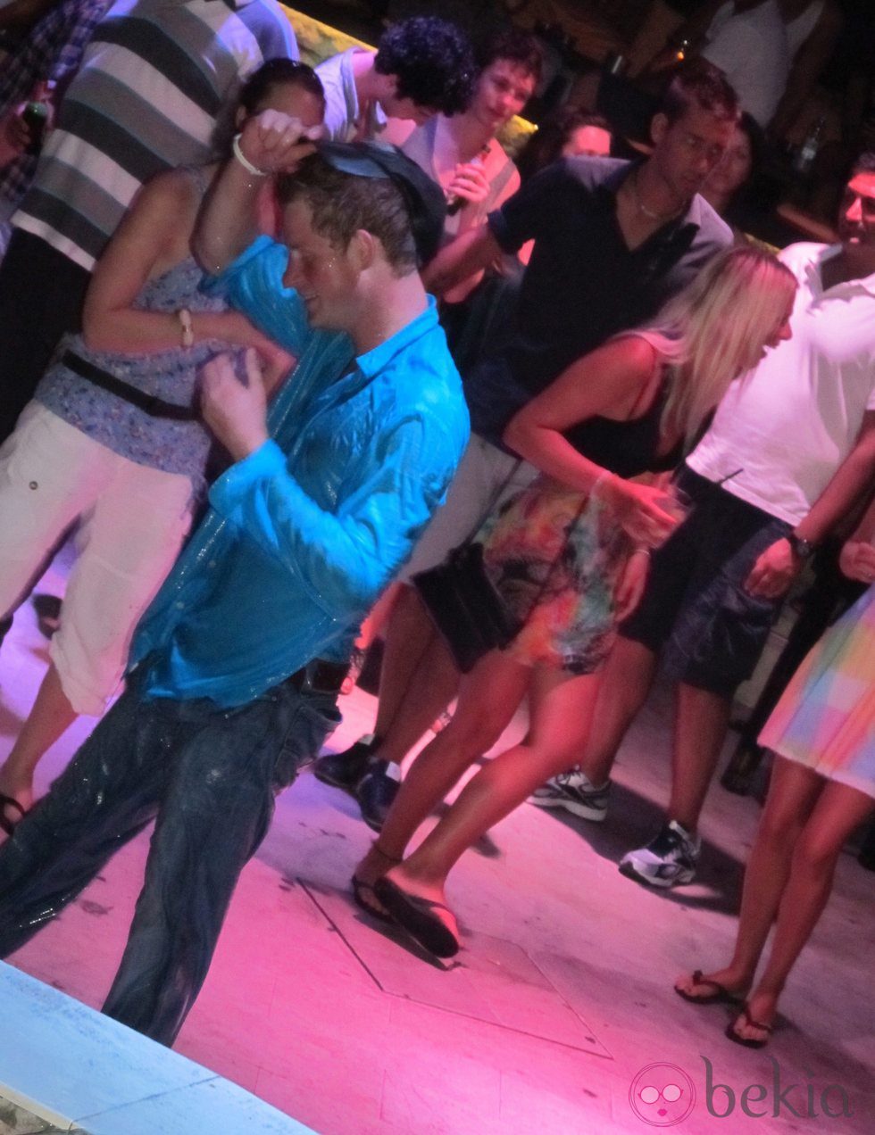 El Príncipe Harry de Inglaterra baila borracho en una fiesta en Croacia