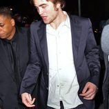 Robert Pattinson camina borracho por las calles de Nueva York