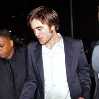 Robert Pattinson camina borracho por las calles de Nueva York