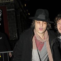 Pete Doherty camina borracho por Londres